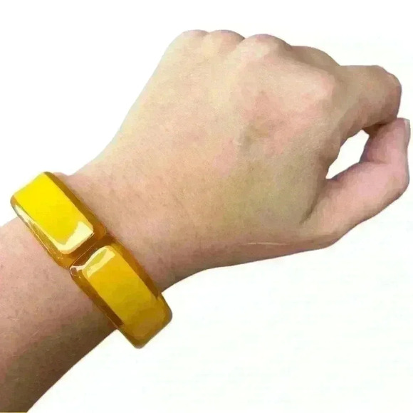 NWT yellow acrylic bangle - Picture 1 of 3